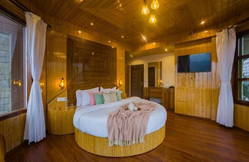 Shimla Hotel | Alaya Stays Pine Shadow Flamingo Suite with Views & Restaurant