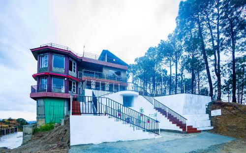 Shimla Hotel | Alaya Stays Pine Shadow Flamingo Suite with Views & Restaurant