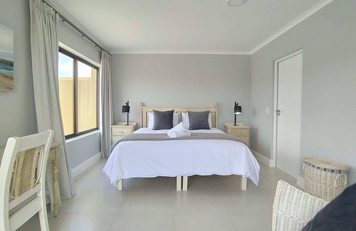 Robberg Beach Apartment | Alba Tramonto | 4 bed 3 bath - 100m Robberg Beach