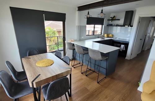 Mira Mar House | Albany Hillview. Views of ocean, harbour and range