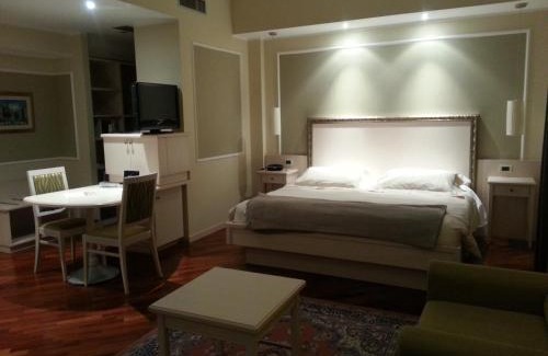 Varano de' Melegari Hotel | Albergo Della Roccia