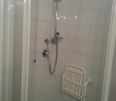 Varano de' Melegari Hotel | Albergo Della Roccia