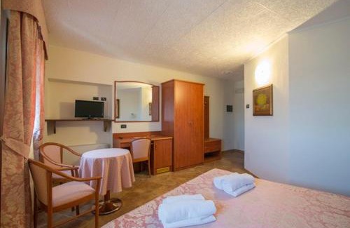 Sannazzaro deʼ Burgondi Hotel | Albergo Giardino