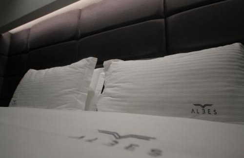 Mbrostar-Urë Hotel | Albes Hotel