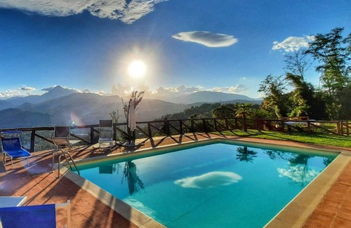 Mologno Villa | Albiano, private solar heated pool, stunning views, walk restaurant, Barga!