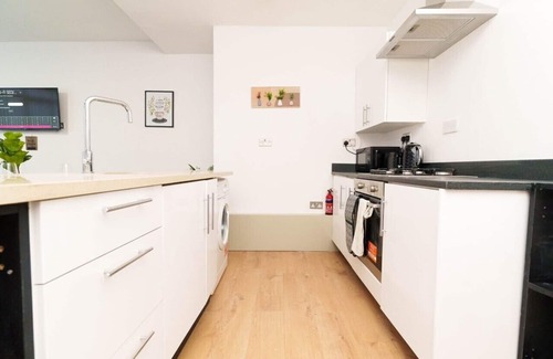 Morley Apartment | Albion 2 Bed Apartment Sleeps 6 with Parking