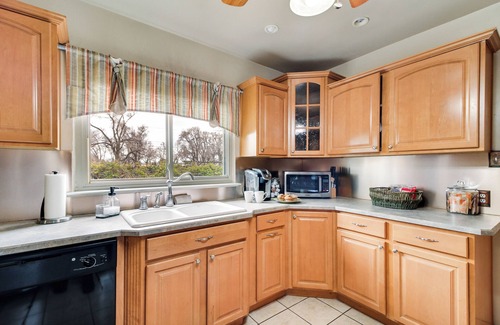 Nob Hill House | Albuquerque Home w/Patio < 1 Mile to Nob Hill!