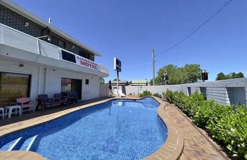 South Albury House | Albury Garden Court Moteln5 minute to CBD, 3 to Train Station, 5 Minutes to park