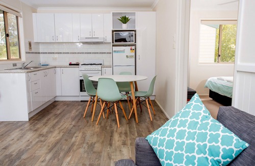 Lavington Cabin | Albury Gardens Tourist Park