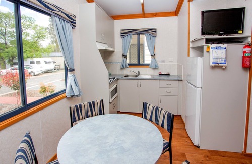 Lavington Cabin | Albury Gardens Tourist Park