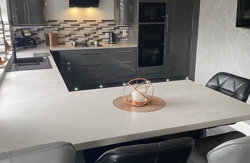 Cromdale House | Alcantara- Modern Highland home with hot tub - sleeps 10