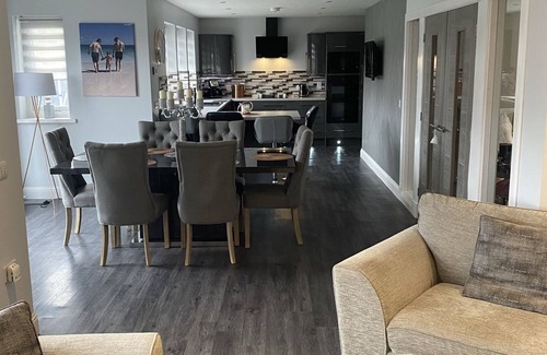 Cromdale House | Alcantara- Modern Highland home with hot tub - sleeps 10