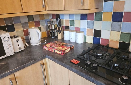 Preston House | Aldwych House For Holidays, Contractors and Relocation with Free Parking &Wi-Fi