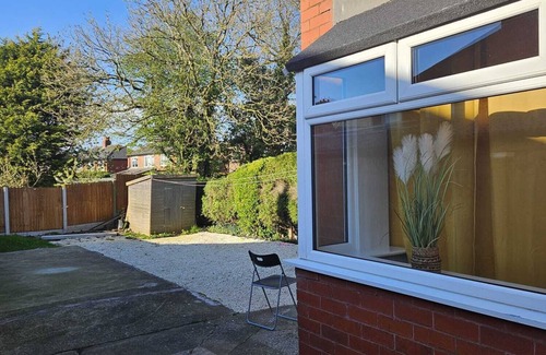 Preston House | Aldwych House For Holidays, Contractors and Relocation with Free Parking &Wi-Fi