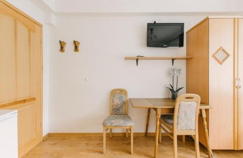 Ostrowo House | Alex - Pokoje i Apartamenty Blisko Plaży z Ogrodem i Placem Zabaw