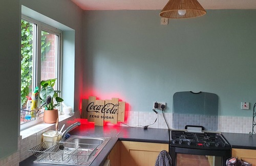 Measham House | Alex's place-House in a quiet area.n1 double room available.