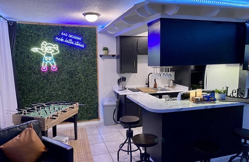 Lynwood Apartment | "ALEXA BOOK VACATION HOME"