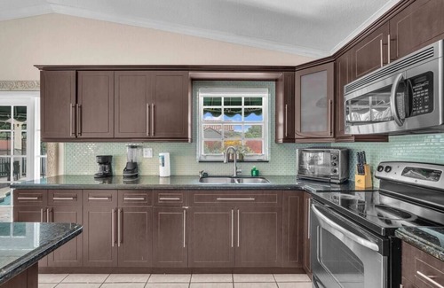 Kendale Lakes House | Alexa's Oasis - 3/2 - Pool & Very Spacious