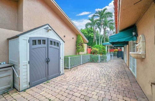 Kendale Lakes House | Alexa's Oasis - 3/2 - Pool & Very Spacious
