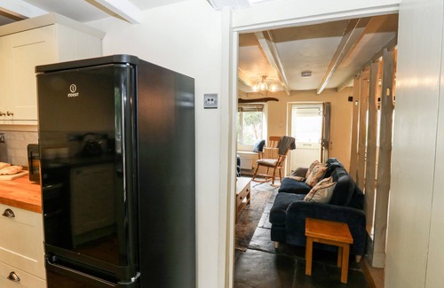 Chillington Cottage | ALEXANDER'S COTTAGE, pet friendly, with a garden in Frogmore