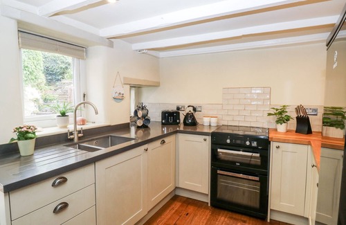 Chillington Cottage | ALEXANDER'S COTTAGE, pet friendly, with a garden in Frogmore