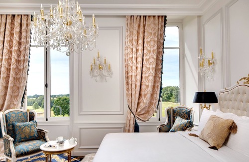 Mazieres-en-Gatine Hotel | Alexandra Palace - La Maison Younan
