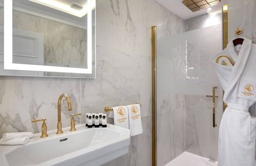 Mazieres-en-Gatine Hotel | Alexandra Palace - La Maison Younan