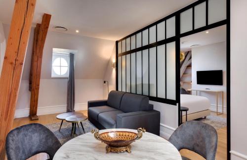 Mazieres-en-Gatine Hotel | Alexandra Palace - La Maison Younan