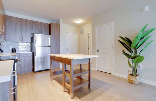Jefferson Manor Apartment | Alexandria Apt: Business Center, Gym, Near DC