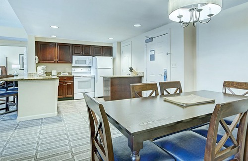 Old Town West Condo | Alexandria Luxury: Chic 2BR Condo in Old Town