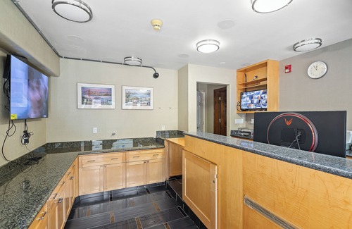 Little Saigon Hotel | Alexis Park Hotel