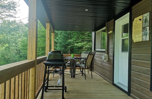 Sainte-Marguerite Ski Chalet | Alfred's Shack: Cozy chalet for 4, with BBQ, A/C, WiFi, and pet-friendly.