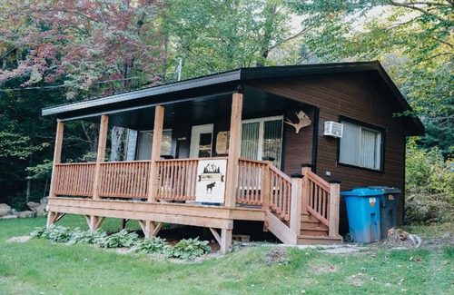 Sainte-Marguerite Ski Chalet | Alfred's Shack: Cozy chalet for 4, with BBQ, A/C, WiFi, and pet-friendly.