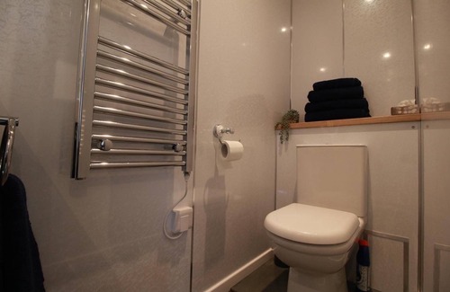 Alfriston Apartment | Alfriston Lodge - a Studio that sleeps 2 guests in 1 bedroom