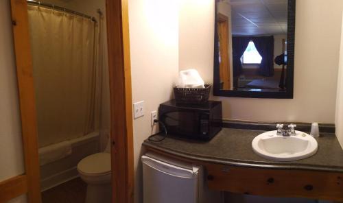 Algoma District Hotel | Algoma Motel