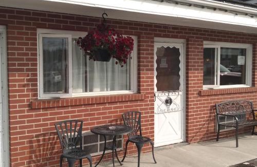 Algoma District Hotel | Algoma Motel