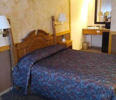 Algoma District Hotel | Algoma Motel