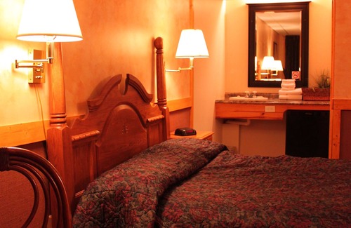 Algoma District Hotel | Algoma Motel