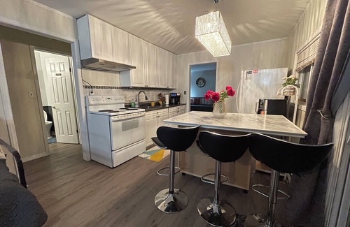 Wilberforce House | Algonquin S Lakeview 3BR H-Tub W-Stove Sandy Beach, Algonquin S Lakeview 3BR H-Tub W-Stove Sandy Bea
