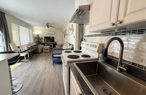 Wilberforce House | Algonquin S Lakeview 3BR H-Tub W-Stove Sandy Beach, Algonquin S Lakeview 3BR H-Tub W-Stove Sandy Bea