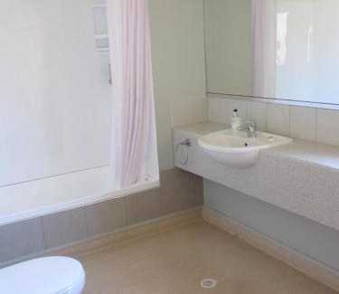 North Dunedin Hotel | Alhambra Oaks Motor Lodge
