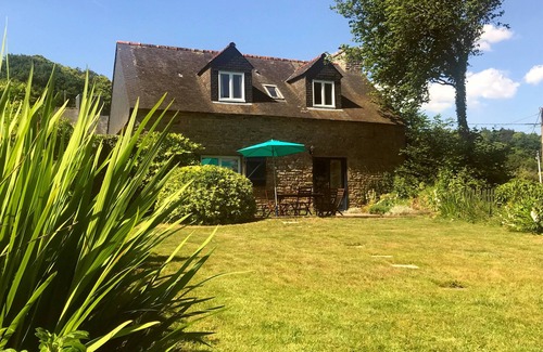 Ploerdut House | Alice cottage – lovely Breton house – log fire, shared pool, private garden