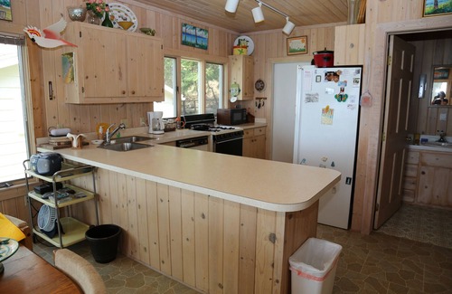 Forest Beach Cottage | Alig Family Tides - Next to Pine Trail Retreat! Shared Beach!