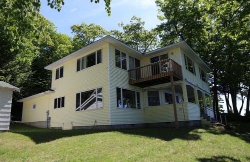 Forest Beach Cottage | Alig Family Tides - Next to Pine Trail Retreat! Shared Beach!