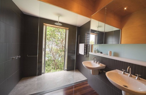 Agnes Water House | Alinghi Beach House - metres from beach