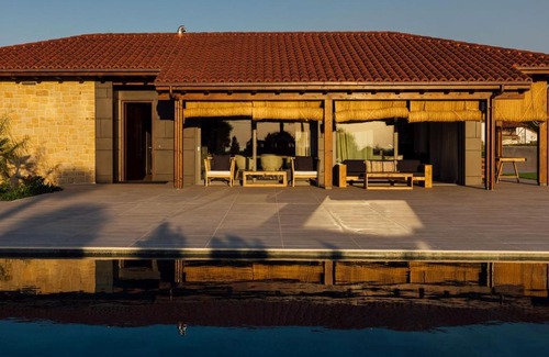 Lloreda Villa | ALIRON HOTEL