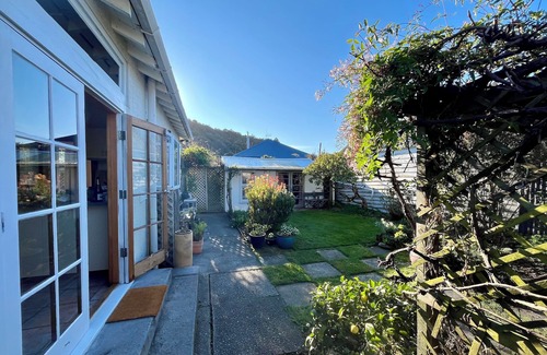 Sumner House | Alison's Garden Cottagen 2-bedroom house in a beachside village in Christchurch