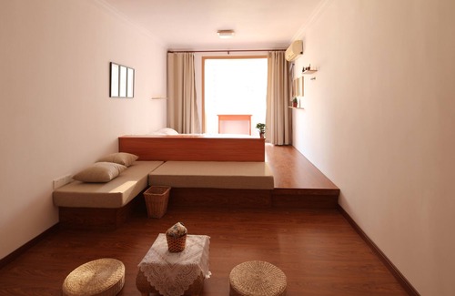 Huangpu Apartment | {Alive} 2 Double Bed Tatami with Projector
