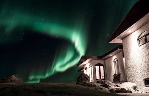 Njardvik Apartment | ÁLKA - Cozy Room by the Sea with Private Hot Tub n10-Min from Keflavík Airport