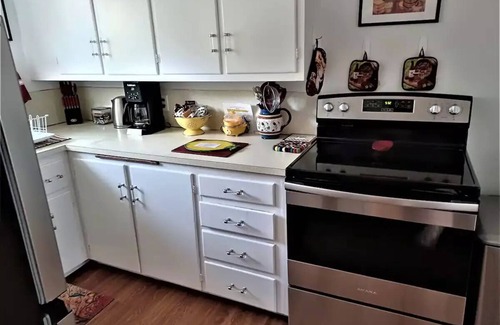 Alki House | Alki beach cottage 2BR AC breakfast items HS-WIFI queen bds W/D I BK. to beach